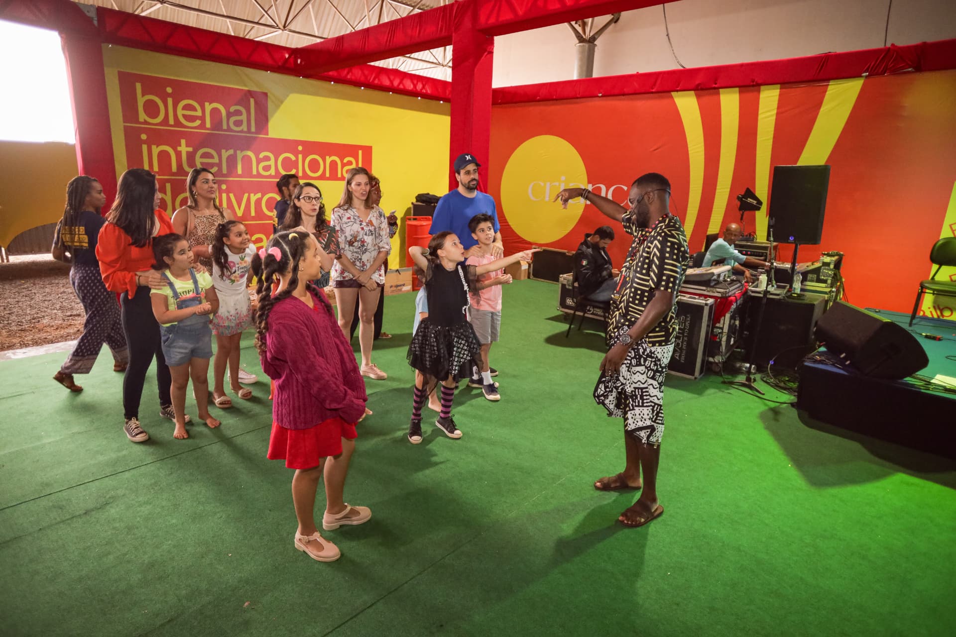 Crianças em atividade de dança na Arena Criança da BILB