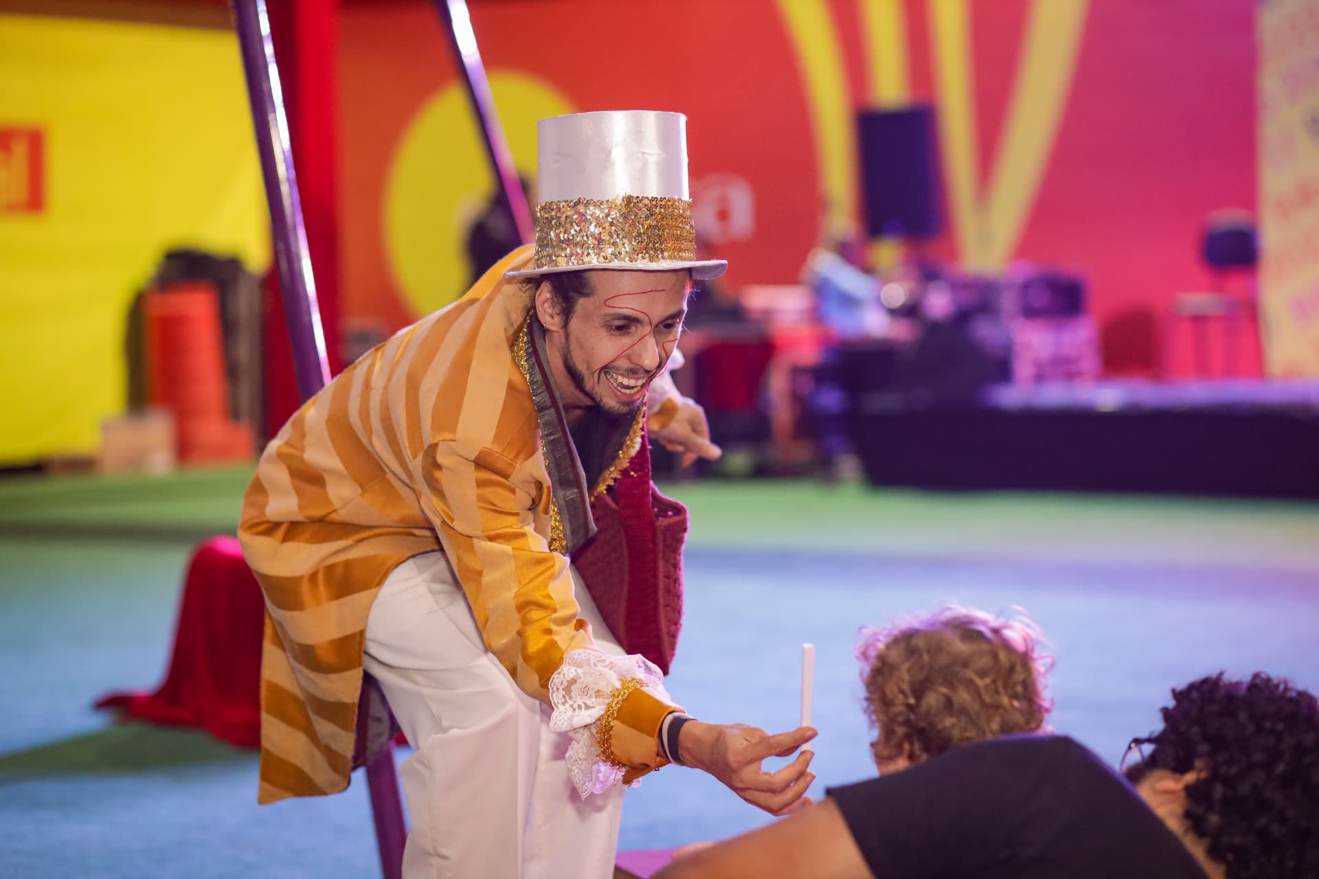 Artista de circo interagindo com o público na BILB
